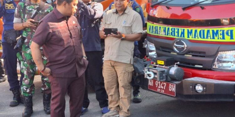 Wakil Ketua I DPRD Kabupaten Kapuas, Yohanes, melihat peralatan kesiapsiagaan karhutla di Kabupaten Kapuas, Senin (16/6/2025).