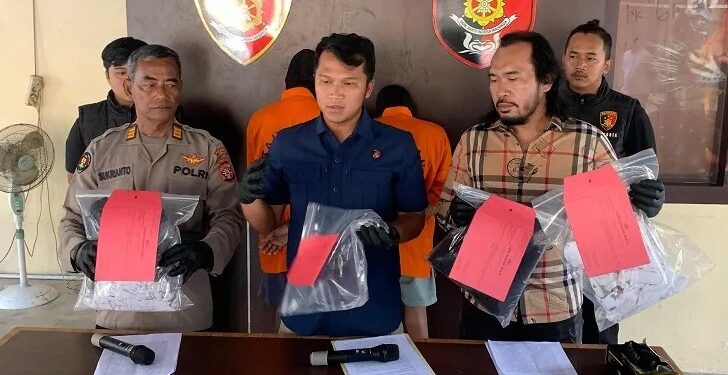 Polisi berhasil mengamankan dua pelaku, pengeroyokan driver online saat pers rilis.