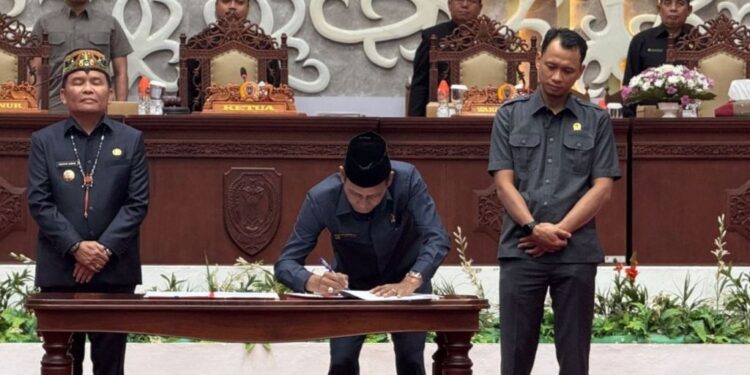 Ketua DPRD Kalteng Arton S. Dohong menandatangani kesepakatan bersama pengesahan KUPA dan PPAS Perubahan APBD Kalteng tahun anggaran 2025