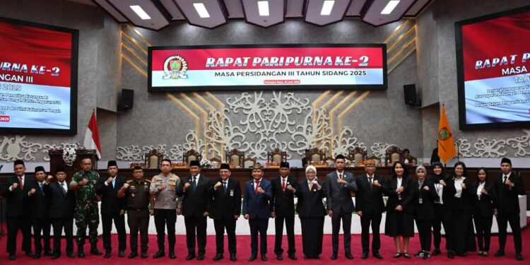 Ketua DPRD Kalteng Arton S. Dohong, Gubernur Kalteng Agustiar Sabran beserta pimpinan dewan dan Forkopimda, foto bersama usai rapat paripurna