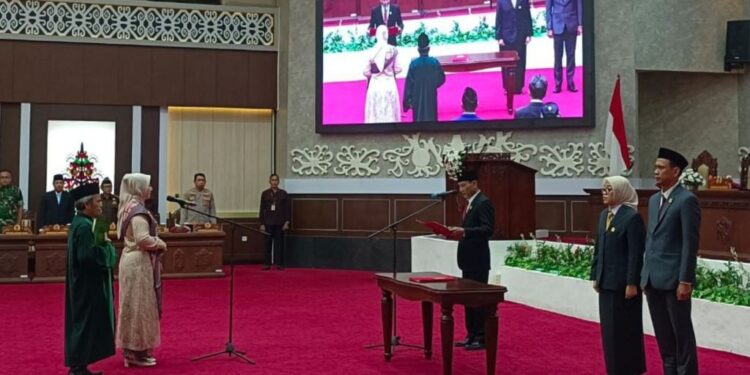 Ketua DPRD Kalteng Arton S. Dohong memimpin pengambilan sumpah/janji jabatan Endang Susilawatie sebagai anggota DPRD Kalteng, Senin (2/6/2025)