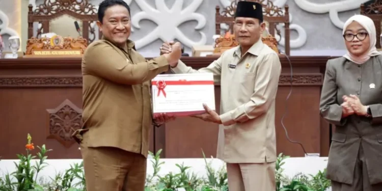 Wagub Kalteng H. Edy Pratowo menyerahkan Naskah Raperda tentang Pertanggungjawaban Pelaksanaan APBD Provinsi Kalteng Tahun Anggaran 2024 kepada Ketua DPRD Kalteng Arton S. Dohong.