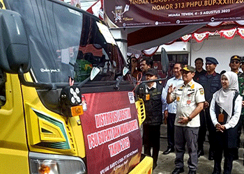 Pj Bupati Bariot Utara Indra Gunawan  melepas Distribusi logistik PSU Pilkada, Senin (4/8/2025) di halaman kantor KPU.